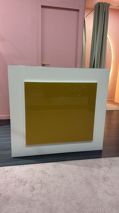 Balcão loja em branco e dourado