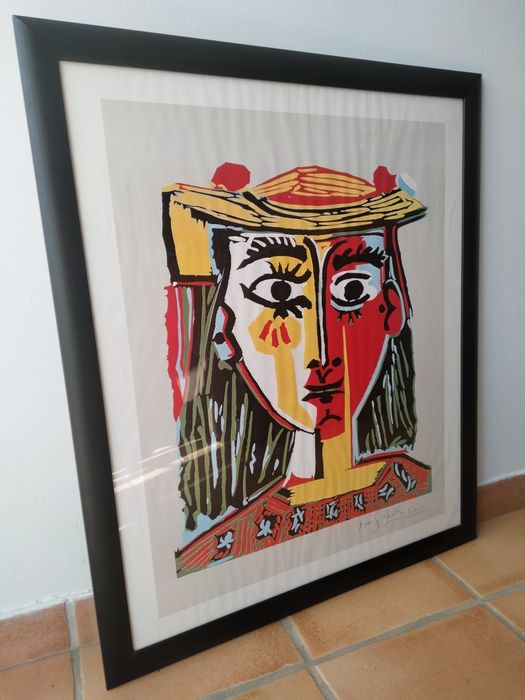 Moldura de madeira escura