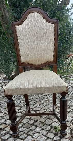 Cadeira clássica de sala de jantar.