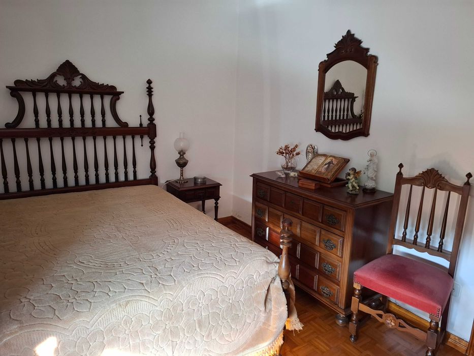 Mobília de quarto de casal clássica.