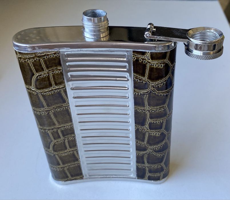 Garrafa de bolso, 2 copos de shot, funil e saca-rolhas