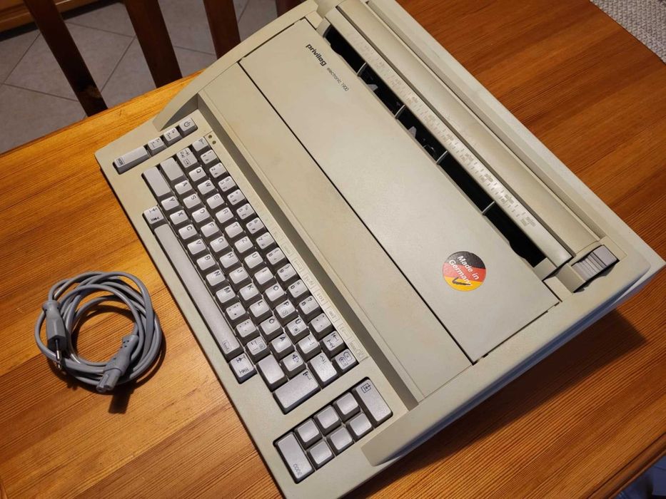 Elektroniczna maszyna do pisania "privileg electronic 1900"