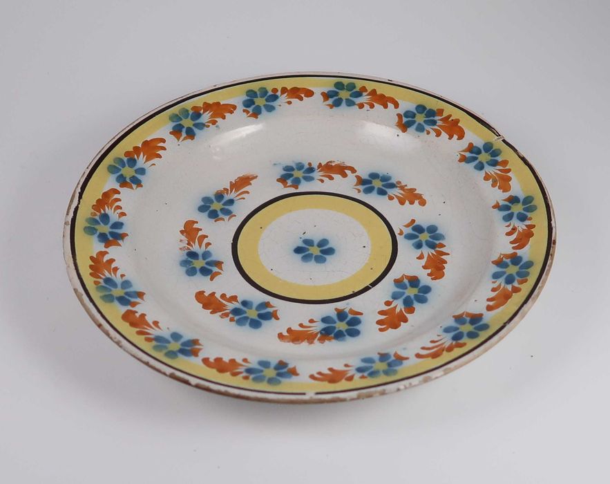 Prato em Faiança Portuguesa Séc. XIX (Estremoz ?) (Ref. 1)