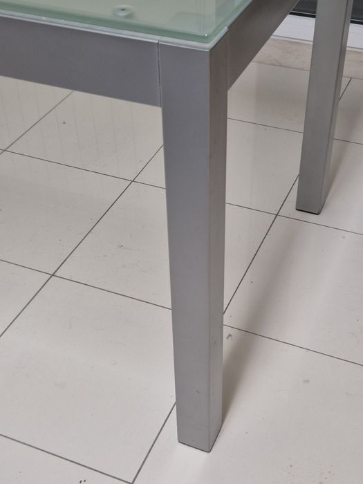 Mesa de cozinha em inox e vidro