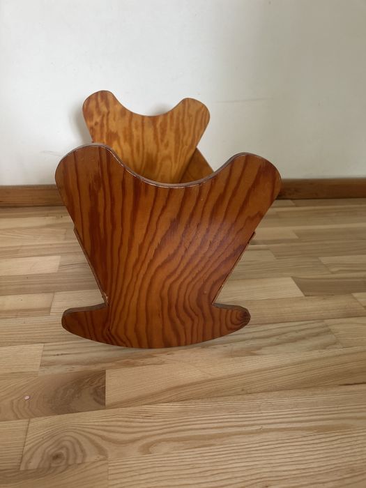 Drewniana kołyska dla lalek