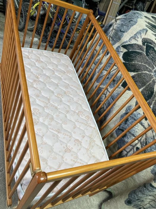 Cama de bebe com colchão em bom estado