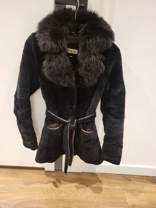 Fan Leather kozuszek czarny kołnierz jenot piękny