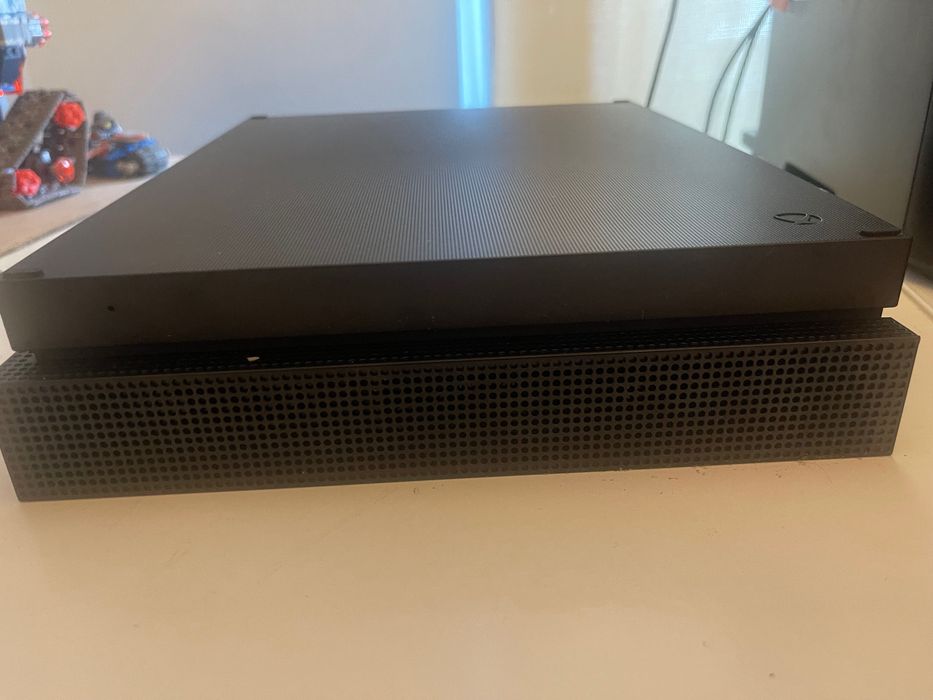 Xbox One X 1TB + геймпад