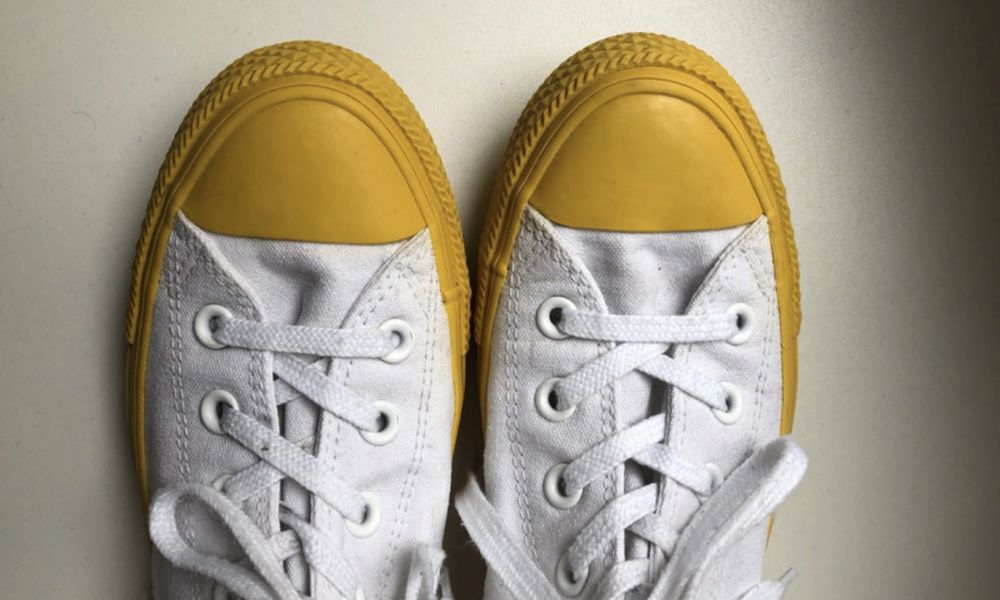 Białe Converse Chuck Taylor all star z żółtą podeszwą