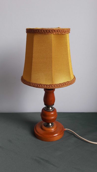Elegancka lampka na szafkę z lat 80 – tych.