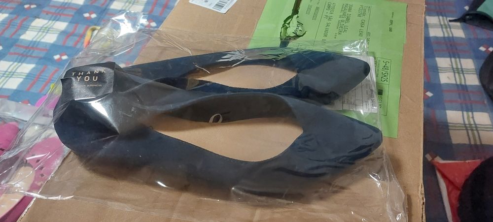 Dois pares de sapatos rasos