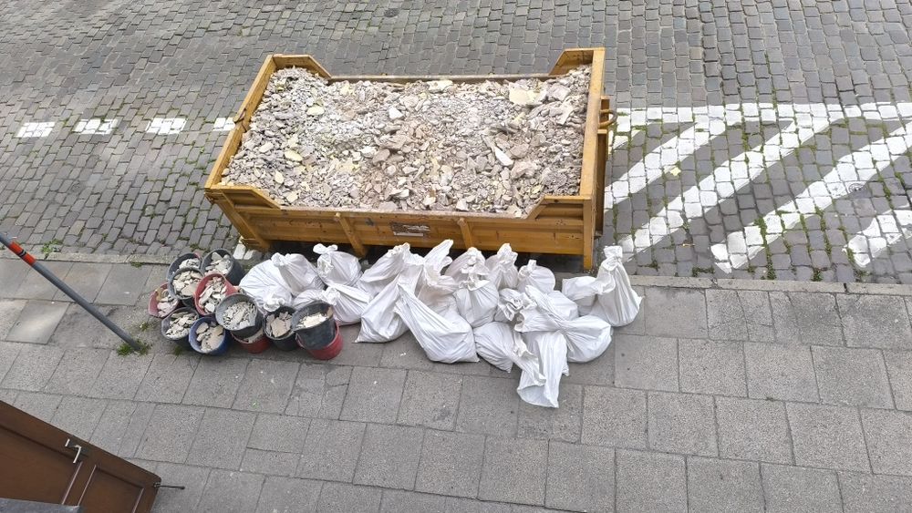 Prace rozbiórkowe wewnątrz ręczne przygotowanie mieszkań do remontu