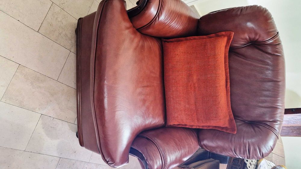 Conjunto de Sofá de 3 Lugares + 2 Individuais em Pele