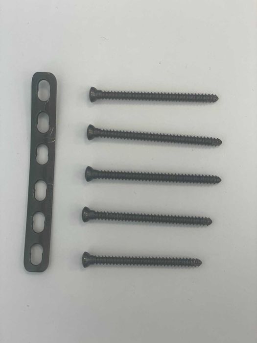 Титанова пластина та шурупи