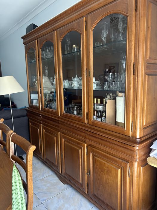 Móvel aparador  clássico com cristaleira