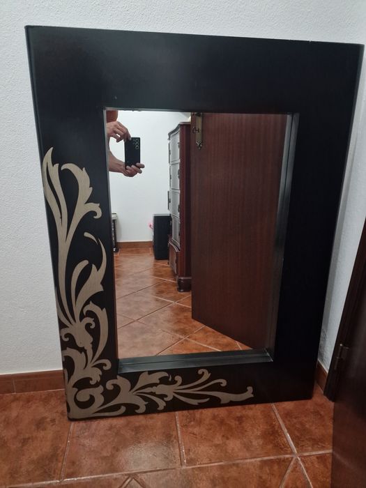 Espelho preto com apontamentos em dourado
