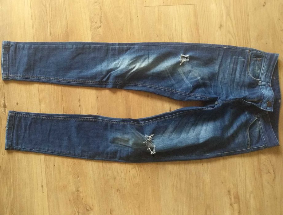 Spodnie jeans z dziurami promod