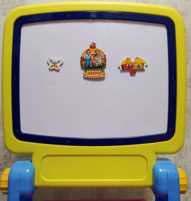 Пластиковий Дитячий мольберт.