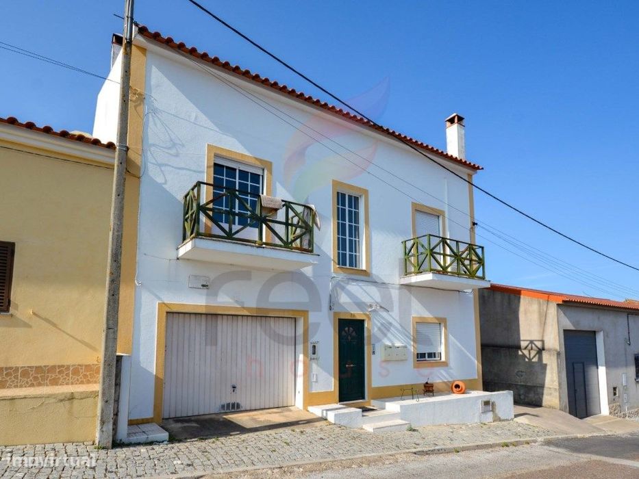 Prédio Com Três Apartamentos