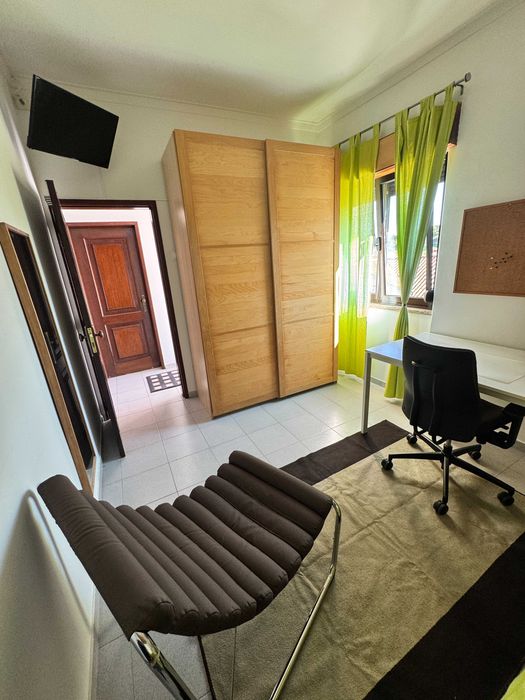 Arrenda quarto em andar de moradia em Queijas
