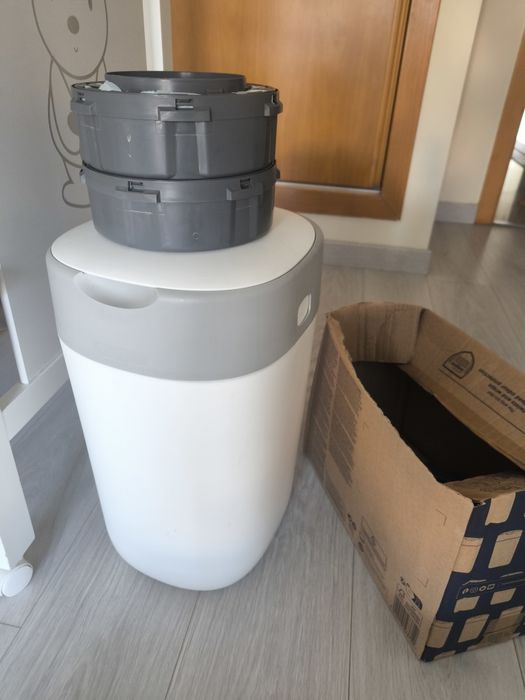 **Contentor de fraldas Tommee Tippee Twist & Click + 2 recargas**