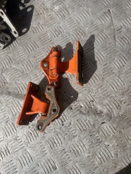 Петля двери рено премиум renault premium год 2002