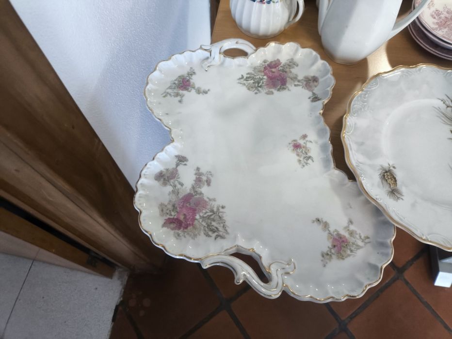 Lote vários serviços porcelana Vista Alegre e outras