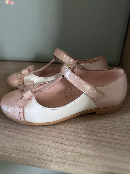 Ніжні туфельки для дівчинки