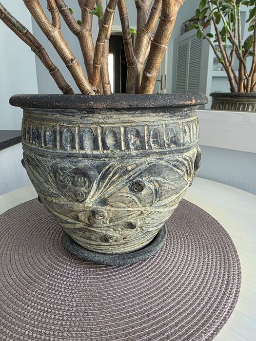 Duża donica ceramiczna z kwiatem