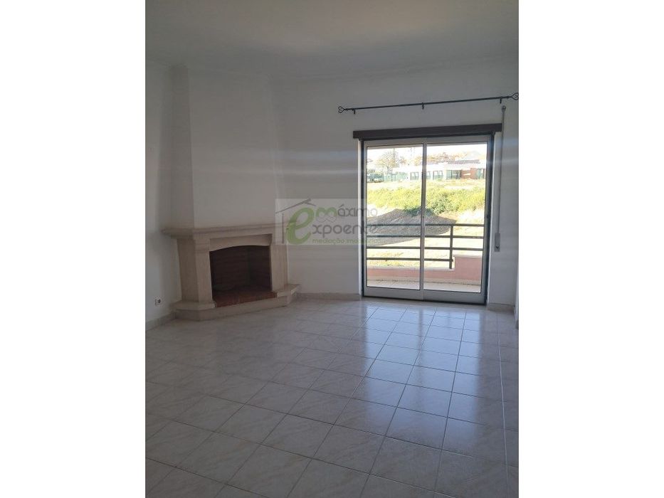 Arrenda-se Apartamento T2 - 3º andar - Com elevador T. Novas