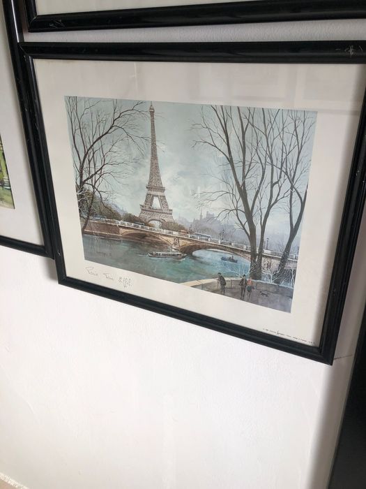 Quadro de Paris - com enquadramento a preto , madeira e vidro .