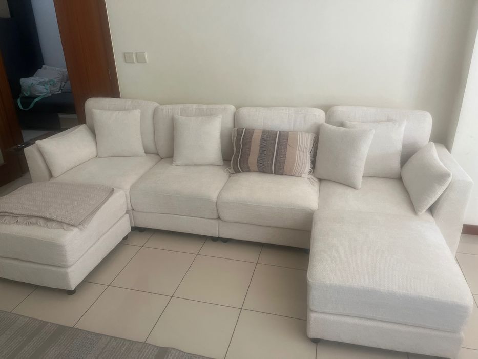Sofá de canto em U/L - 2 pés de descanso móveis - com iluminação LED - mesa de apoio dobrável - com 6 almofadas - tecido chenille - bege