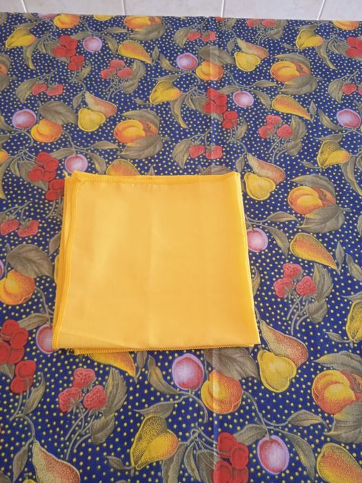 Vendo toalha de mesa nova com guardanapos