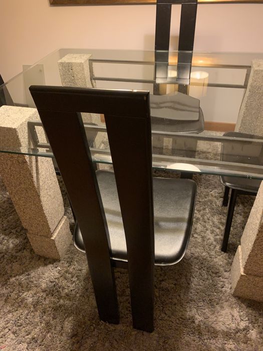 Vendo mesa tampo vidro e pernas em granito para sala com 4 cadeiras