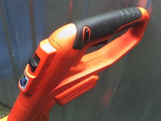 wozek do podkaszarki akumulatorowej Black Decker