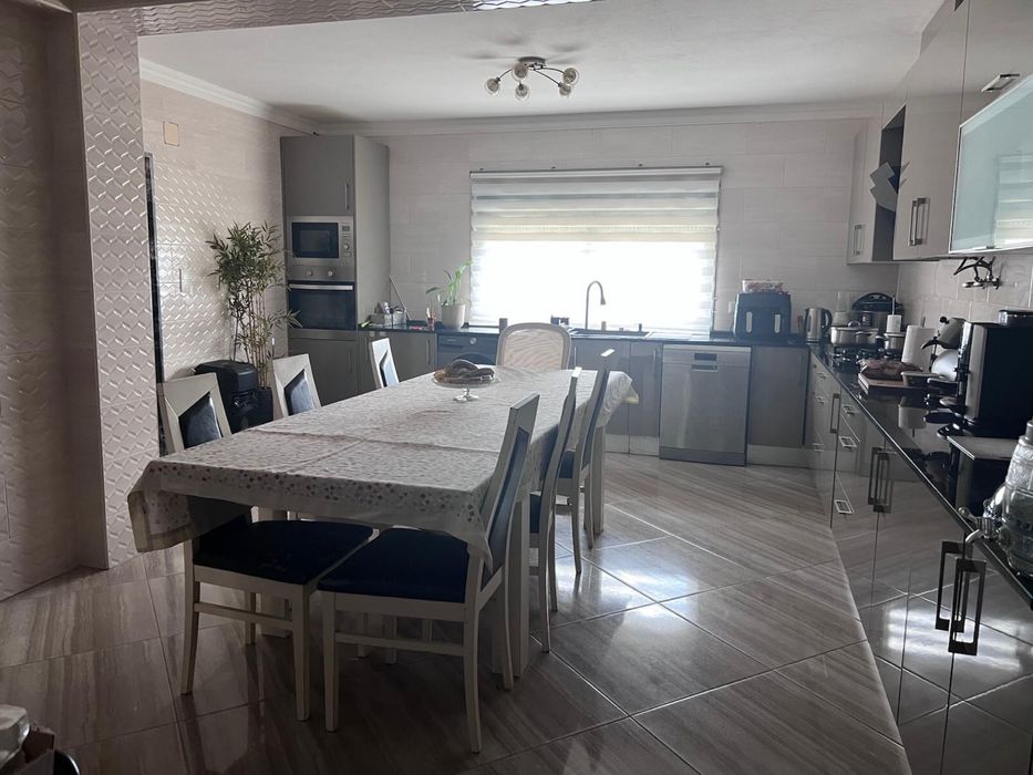 Casa res de chao e 1 andar com garagem e telheiro