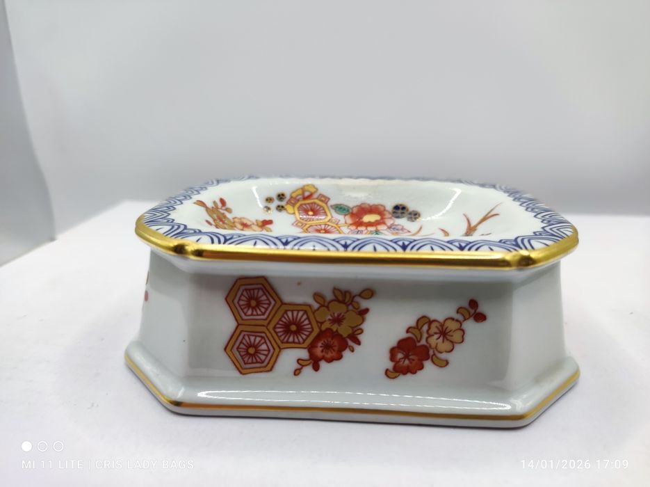 Saleiro em porcelana  da Vista alegre, dragão, flores e dourados