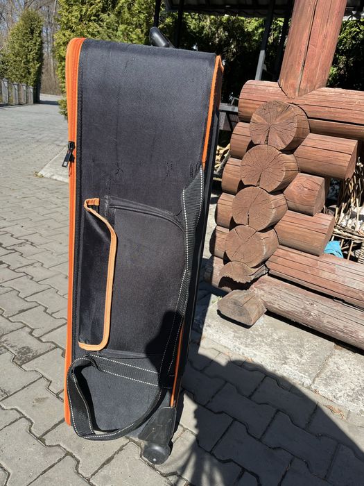 Велика валіза на колесах