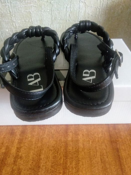 Нові шкіряні босоніжки 37,39