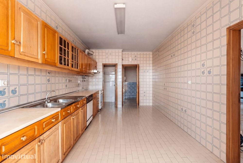 Apartamento T5 com estacionamento, Quinta das Palmeiras, Oeiras