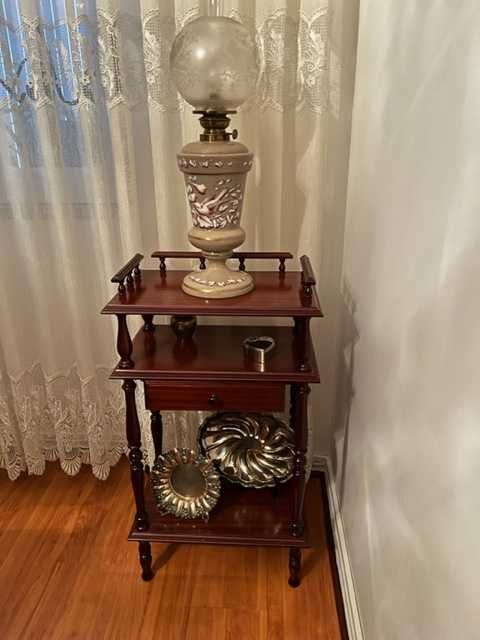 Móvel de apoio com gaveta