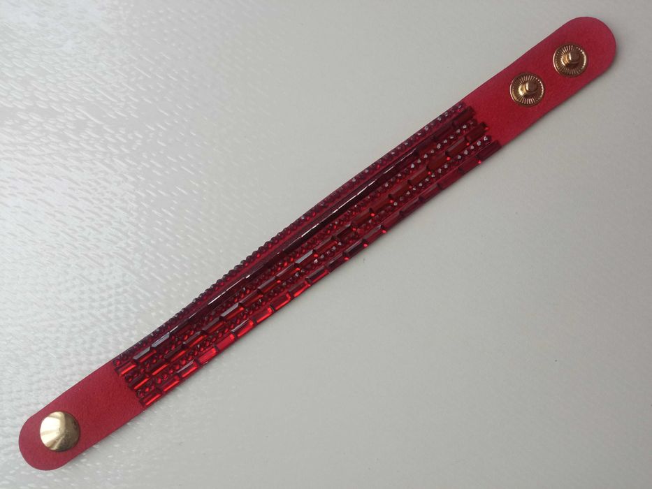 Bransoletka na pasku z kryształkami z cyrkoniami czerwona 17 18 19 cm