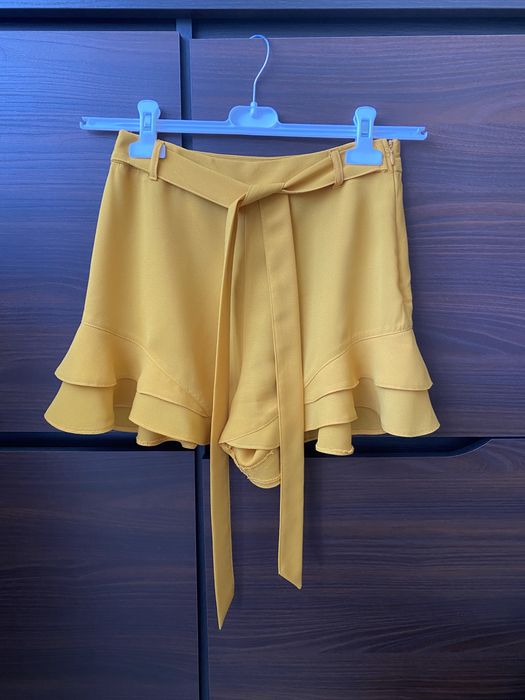 musztardowe, eleganckie krótkie spodenki AMISU
