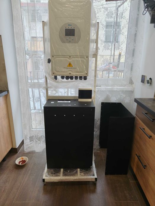 Стійка для монтажу гибридного інвертора та батареї