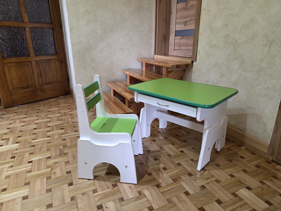 Biurko / stolik + krzesełko regulowane dla dziecka