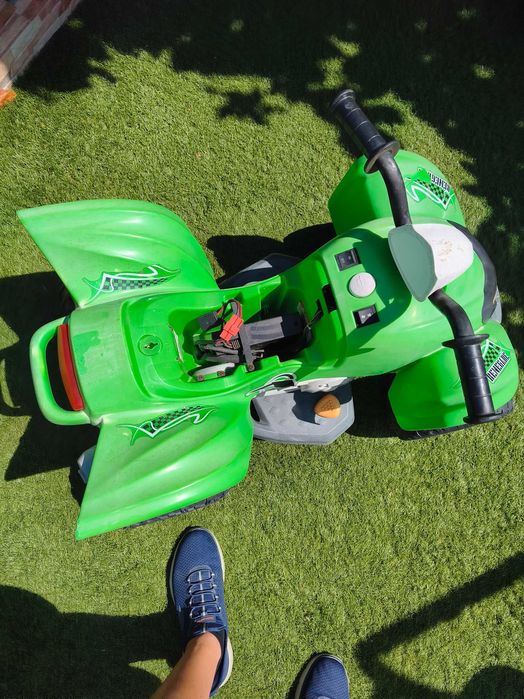 Moto quatro criança bateria