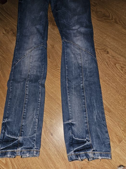 Jeansy z ozdobnymi zamkami