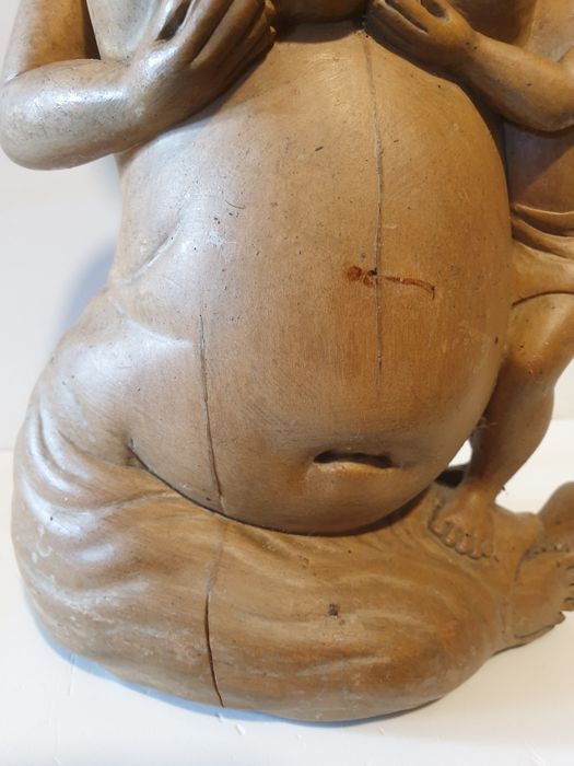 Antiga e rara escultura de Mãe Buda em madeira esculpida
