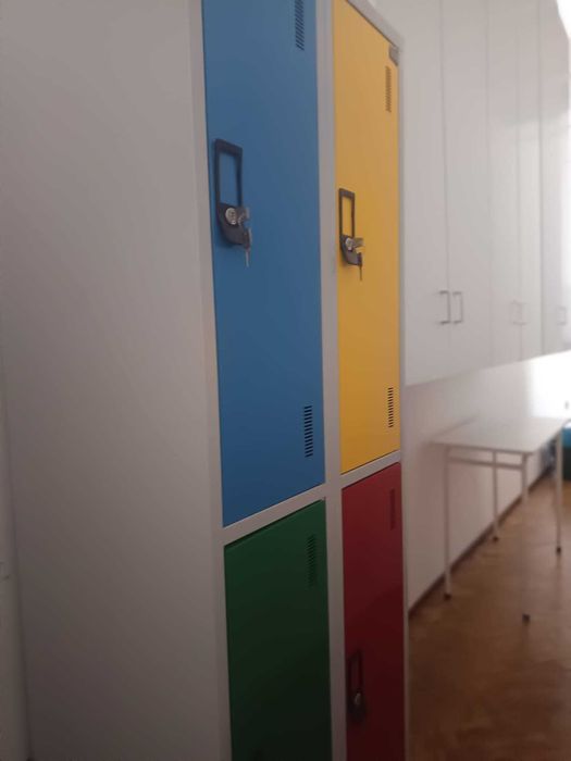 "Soluções de Vestiário para Escolas: Cacifos de Metal à Prova de Tudo"  - Coloridos e divertidos!