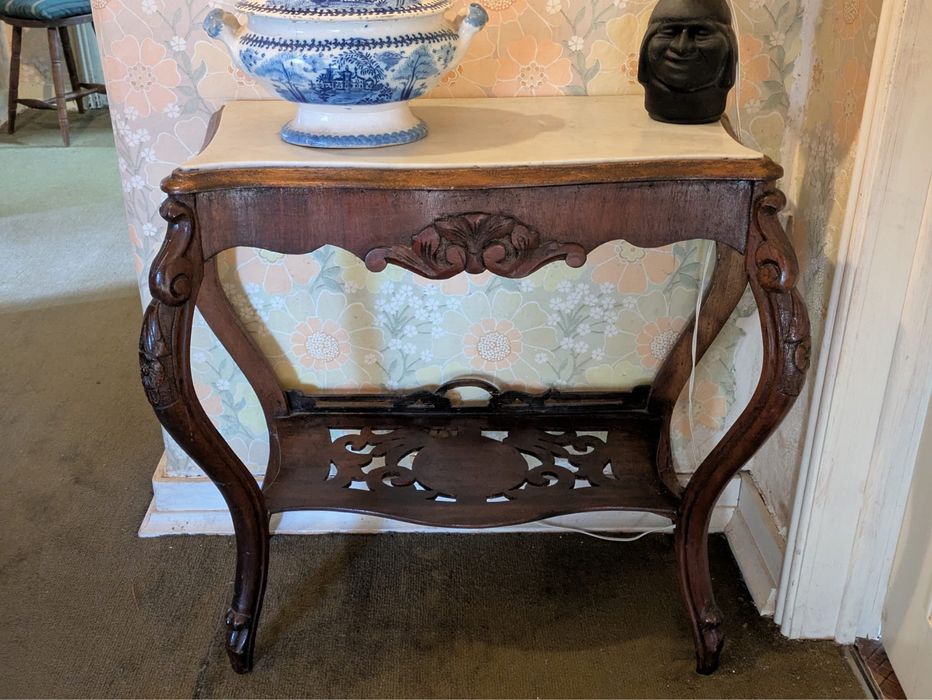 Consola com tampo de marmore